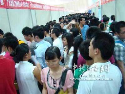 海口上万名求职者招聘会找“饭碗”(图)-新闻中心