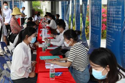 线上线下同步揽才!海口江东新区2022年专场招聘会收到简历2万多份