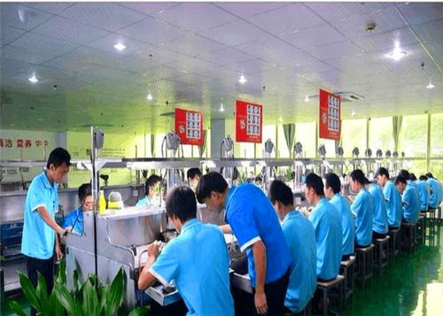 工厂老师傅请假一个月,经理批准,老板 开除他,经理 我辞职